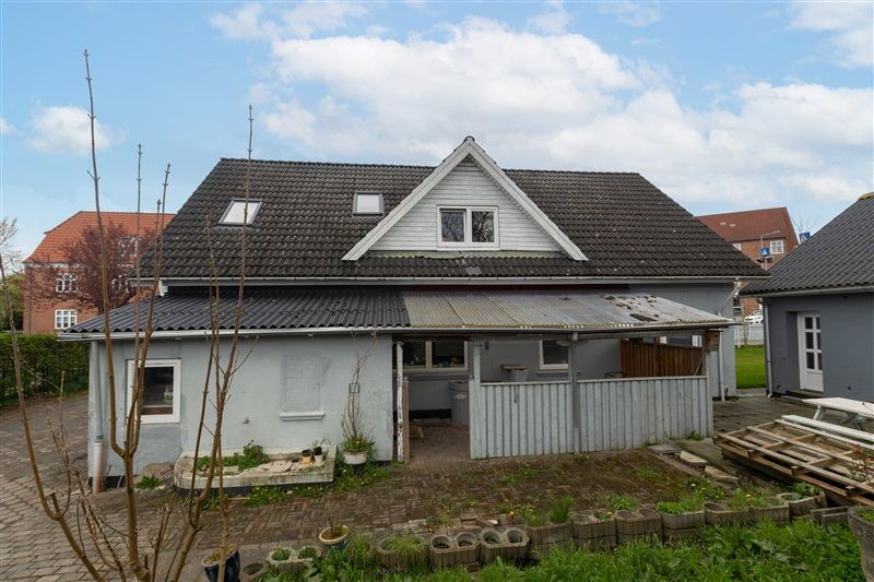 frederiksvej 42 Vejle er et hvidt hus med brunt tag og garage i baghaven