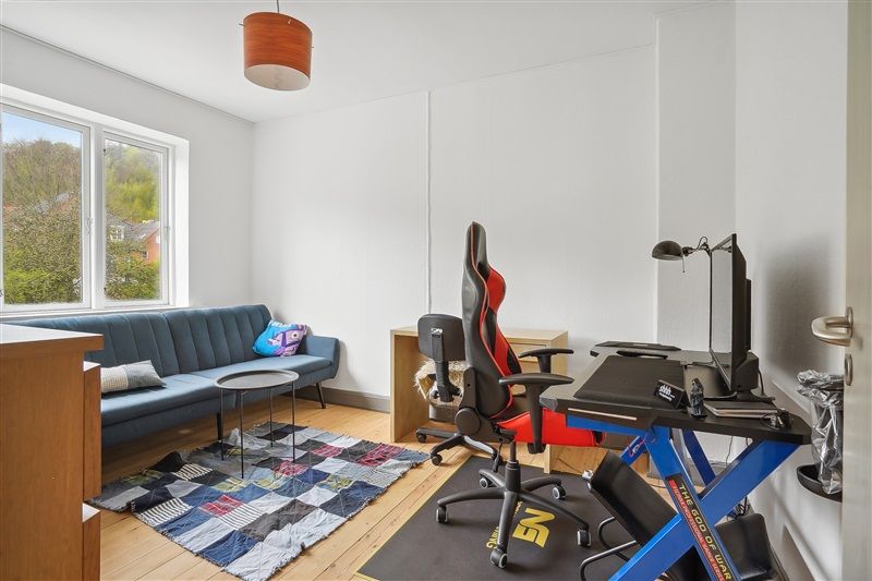 Lejlighed med et studie og et moderne arbejdsområde med en stol, et skrivebord og en computer