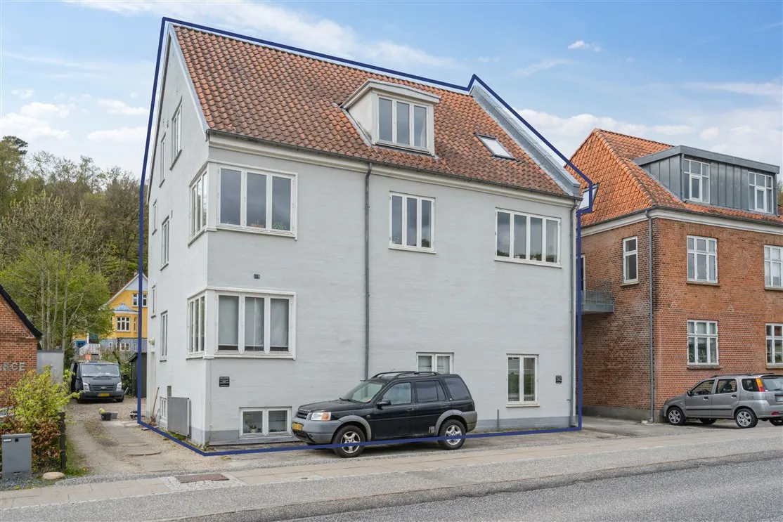 To lejligheder i en nyrenoveret gård med 2 parkeringspladser og terrasse og have mod syd