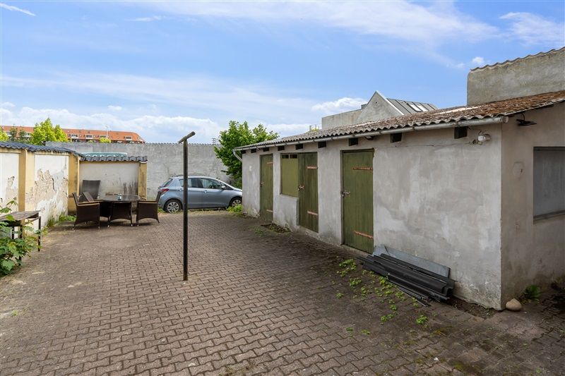 Afkast 2,52% Vejle. Lejlighed til salg i Vejle med to værelser og altan til højre. Garage og terrasse til venstre.