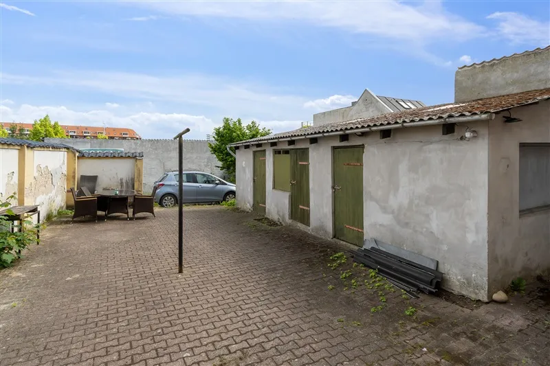 Afkast 2,52% Vejle. Lejlighed til salg i Vejle med to værelser og altan til højre. Garage og terrasse til venstre.