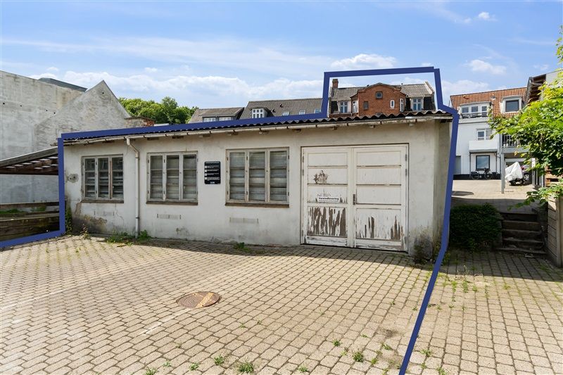 Udlejningsejendom i Vejle med garage og parkeringsplads. Ejendommen er på Fredericiagade 5 og har gode muligheder for