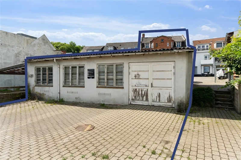 Udlejningsejendom i Vejle med garage og parkeringsplads. Ejendommen er på Fredericiagade 5 og har gode muligheder for