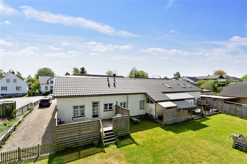 Lejlighed med have og terrasse i Kolding, tæt på skov og vej. To biler parkeret. Lys og rummelige værelser. Foran gårdhave
