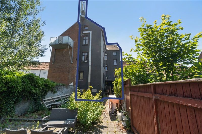 Afkast 6,28% Låsbygade 54, 6000 Kolding En stor lejlighed med altan og udsigt til en gårdhave med grønne planter og træer