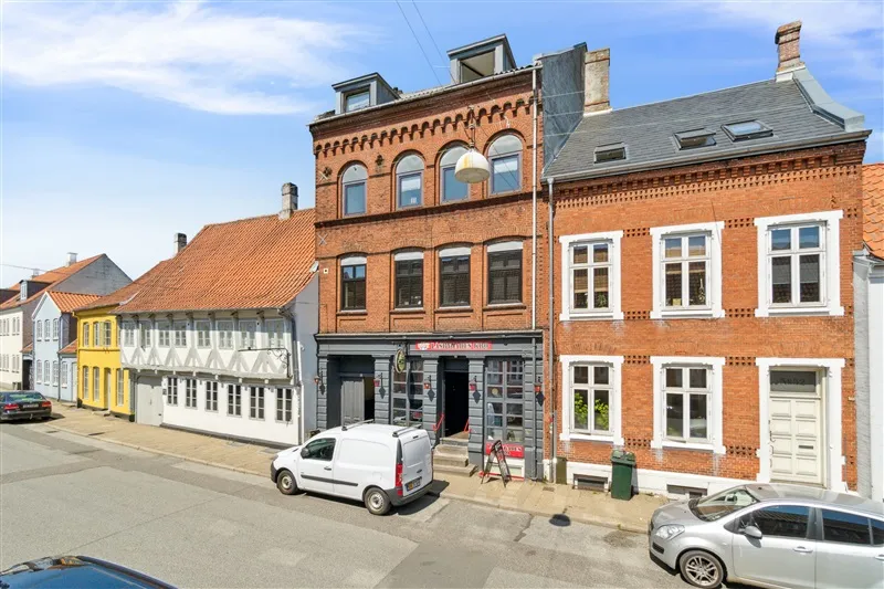 Afkast 6,28% Låsbygade 54, 6000 Kolding Låsbygade 54 - en attraktiv udlejningsejendom centralt i Kolding DK-Estate