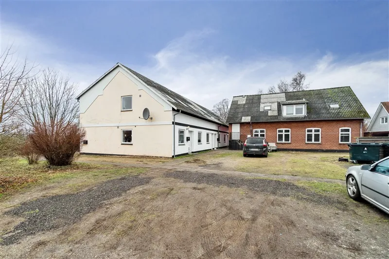 To huse i række på Søegårdsvej i Lunderskov med biler parkeret foran og grønne områder i baggrunden