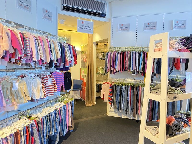 en tøjbutikken med børnetøj, der er kategoriseret efter aldersgrupper og køn, og med tekster som "Pige 1-1/2 år" og "Pige