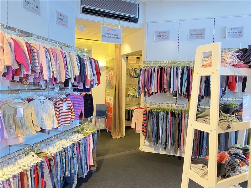 en tøjbutikken med børnetøj, der er kategoriseret efter aldersgrupper og køn, og med tekster som "Pige 1-1/2 år" og "Pige