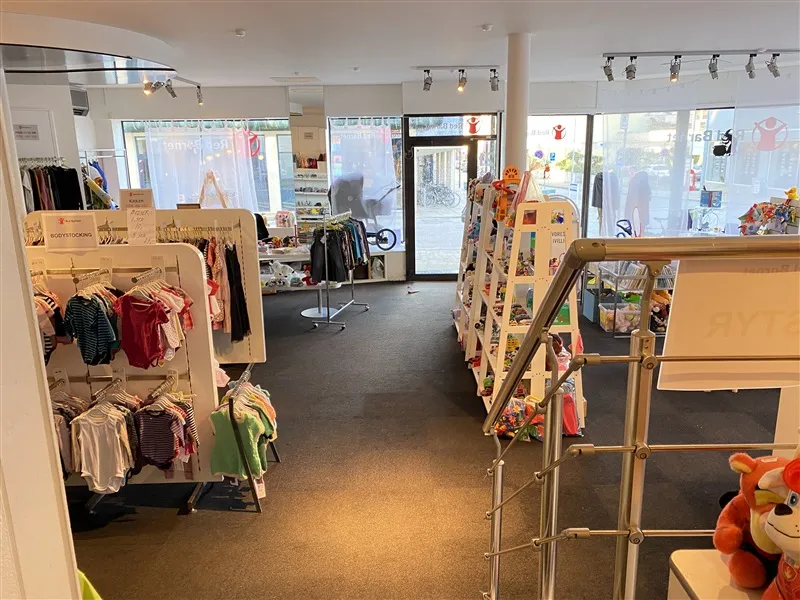 Indenfor butikken med babytøj og legetøj er der udsat en masse tøj og legetøj til salg