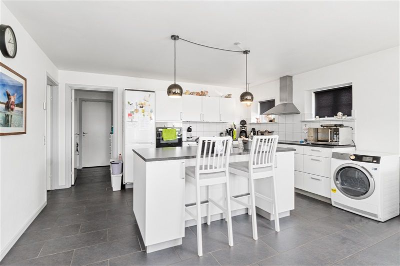 Afkast 7,01% Herslev Bygade 1A, 7000 Fredericia Totalrenoveret udlejningsejendom med moderne køkken, højloft, hvide