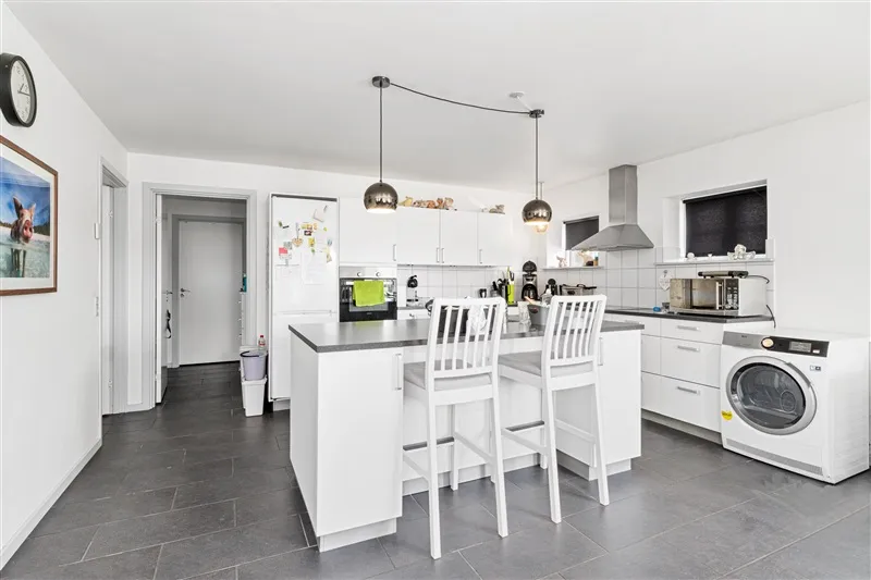 Afkast 7,01% Herslev Bygade 1A, 7000 Fredericia Totalrenoveret udlejningsejendom med moderne køkken, højloft, hvide