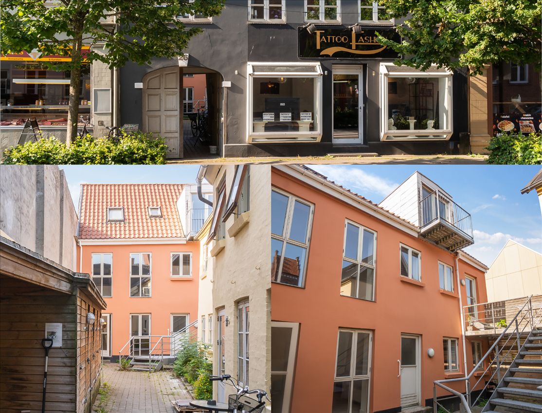 To små gader med traditionelle hus i Horsens, med røde tag og lyserøde facader, samt skråtag