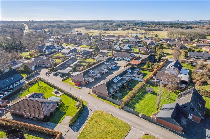 Rækkehuse i Vorbasse med grønne omgivelser og smukke udsigt til landskabet