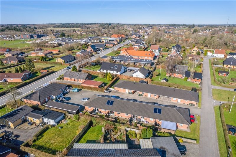 Moderne rækkehuse fra 2010 beliggende i Vorbasse. Forskellige huse med garager, parkeringspladser og solpaneler. Landsby med