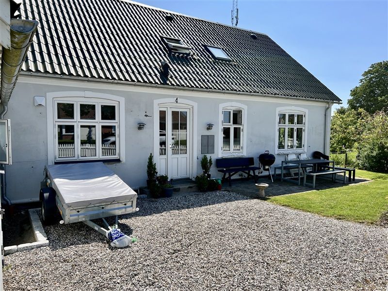 Lejlighedsbolig med 3 lejligheder, have, grill, bænke og trailerparkering på Kongsgaardsvej 4A, Nørre Aaby