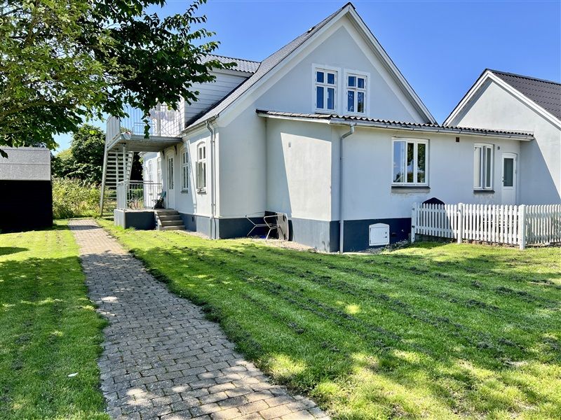 Attraktiv lejlighed med terrasse og have på Kongsgaardsvej 4A i Nørre Aaby. Huset er særligt velegnet til leje, og ligger