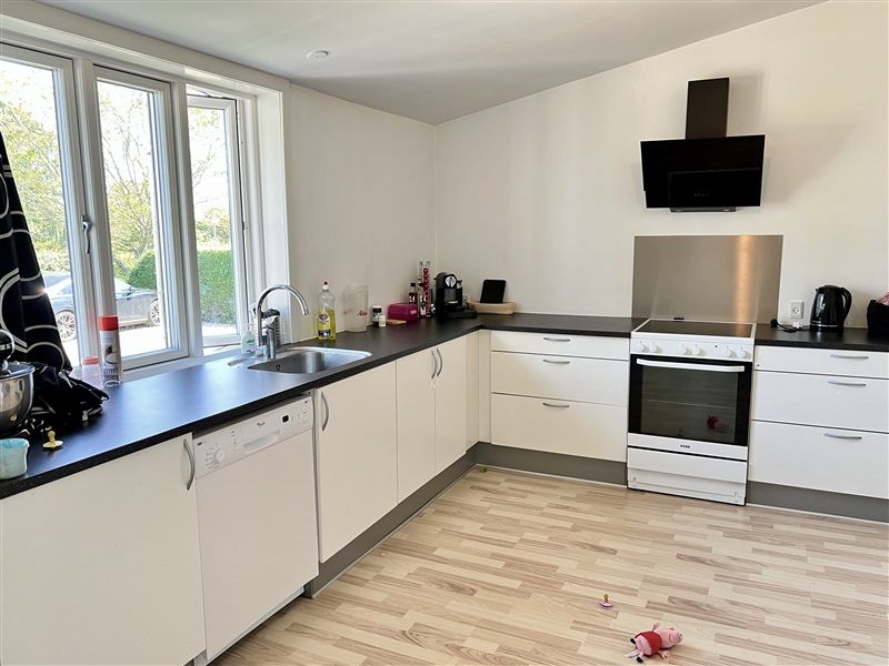 Lejlighed til leje med 3 moderne lejligheder i Nørre Aaby. Moderne køkken med lysegråt køkken og høj gulvbeklædning