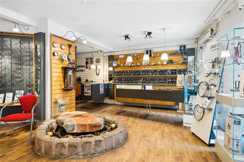 Alt i butikken, fra ure, briller, til stenfontæne, fremhæves på billedet, som viser en flot og hyggelig butiksindretning
