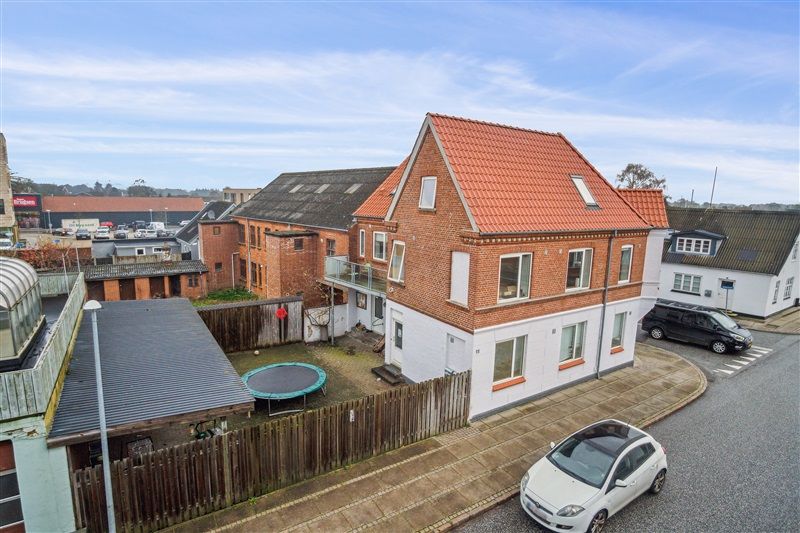 Et smukt byggeår fra 2016 med to lejligheder og 2 parkeringspladser, smukke have med trampoline og altan, skov og solrig