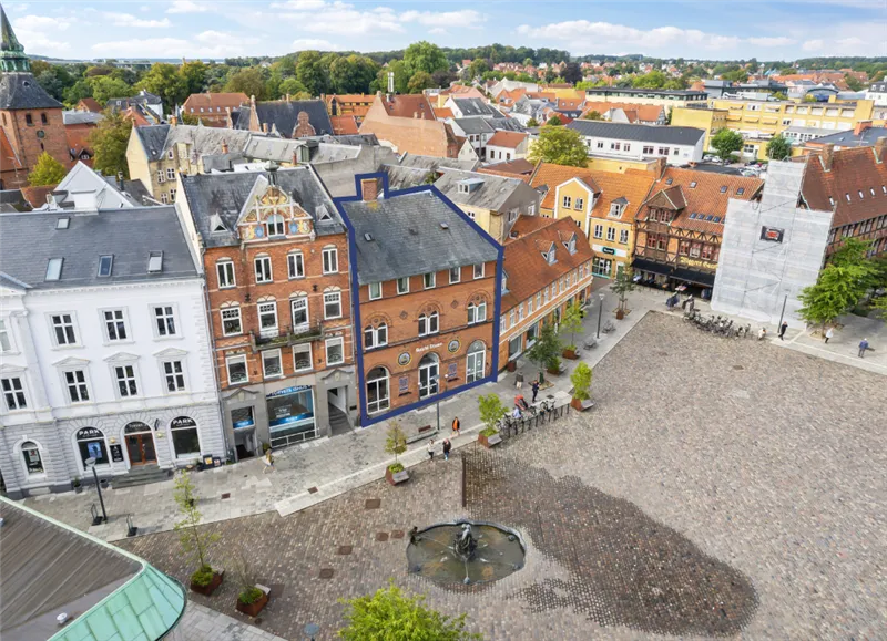 Udlejningsejendom med super beliggenhed på Torvet i Svendborg med udsigt over det brolagte Torvet og en central placering