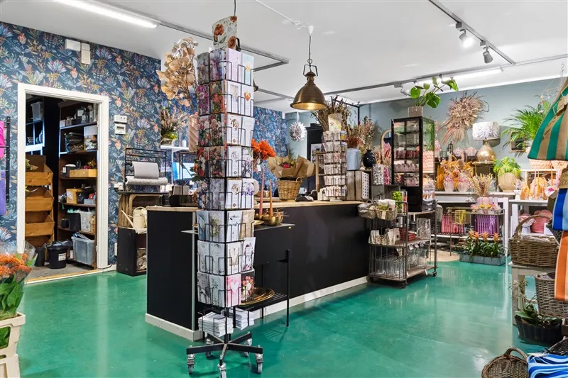 Blomsterbutik med stivere gulv og dekorative vægge, hvor der er et udvalg af blomster, korte og længe blomster, plantepotte