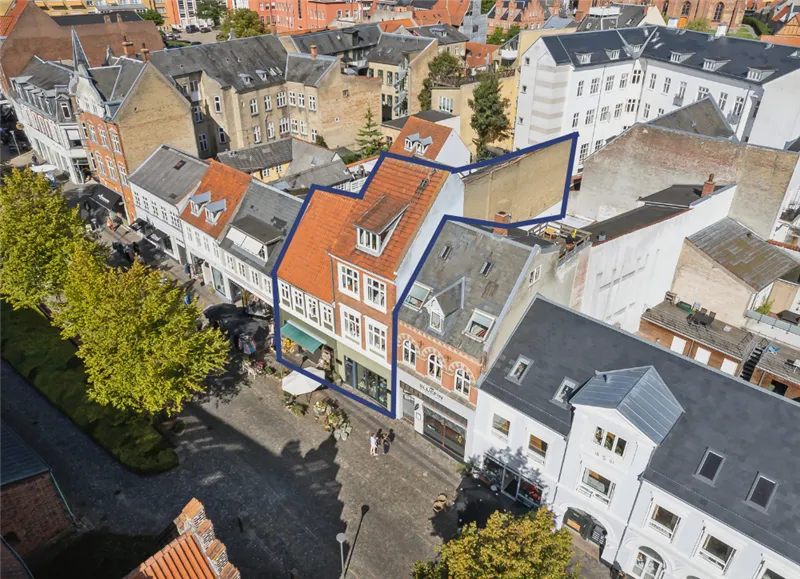 Store bygninger i Svendborg med forretningslokaler og lejligheder på første sal og høje røde tag