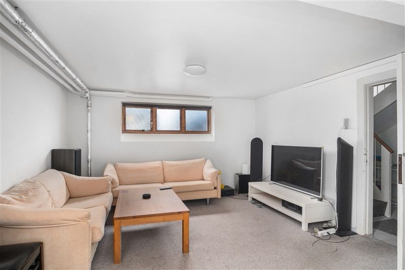 Lejlighed med to soveværelser og to badeværelser og moderne indretning. Elegante beige sofaer og lysegule vægge. Lyse gulve