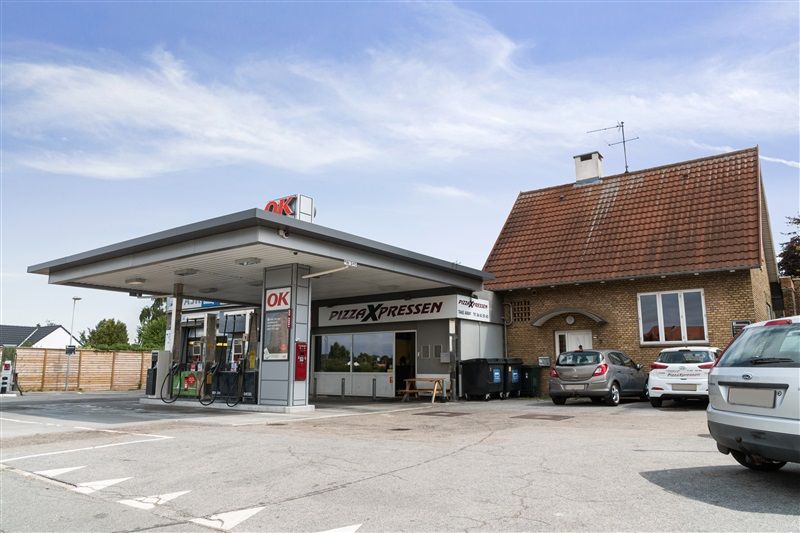 OK tankstation med Pizza X pressen og to biler parkeret udenfor