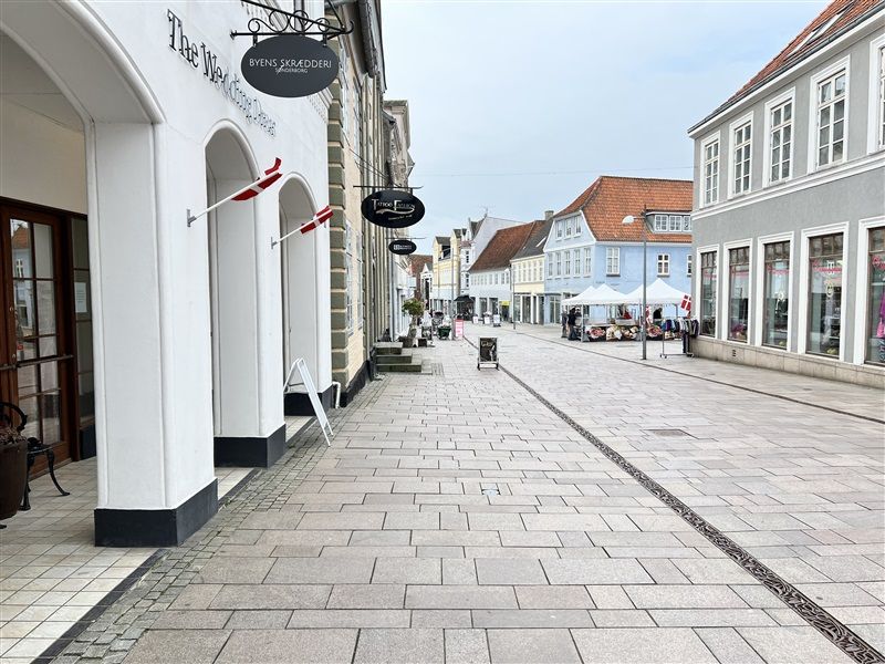 Strøget i Sønderborg med Perlegade 60, hvor erhvervslejligheden ligger, og med tøjbutikker og gågade