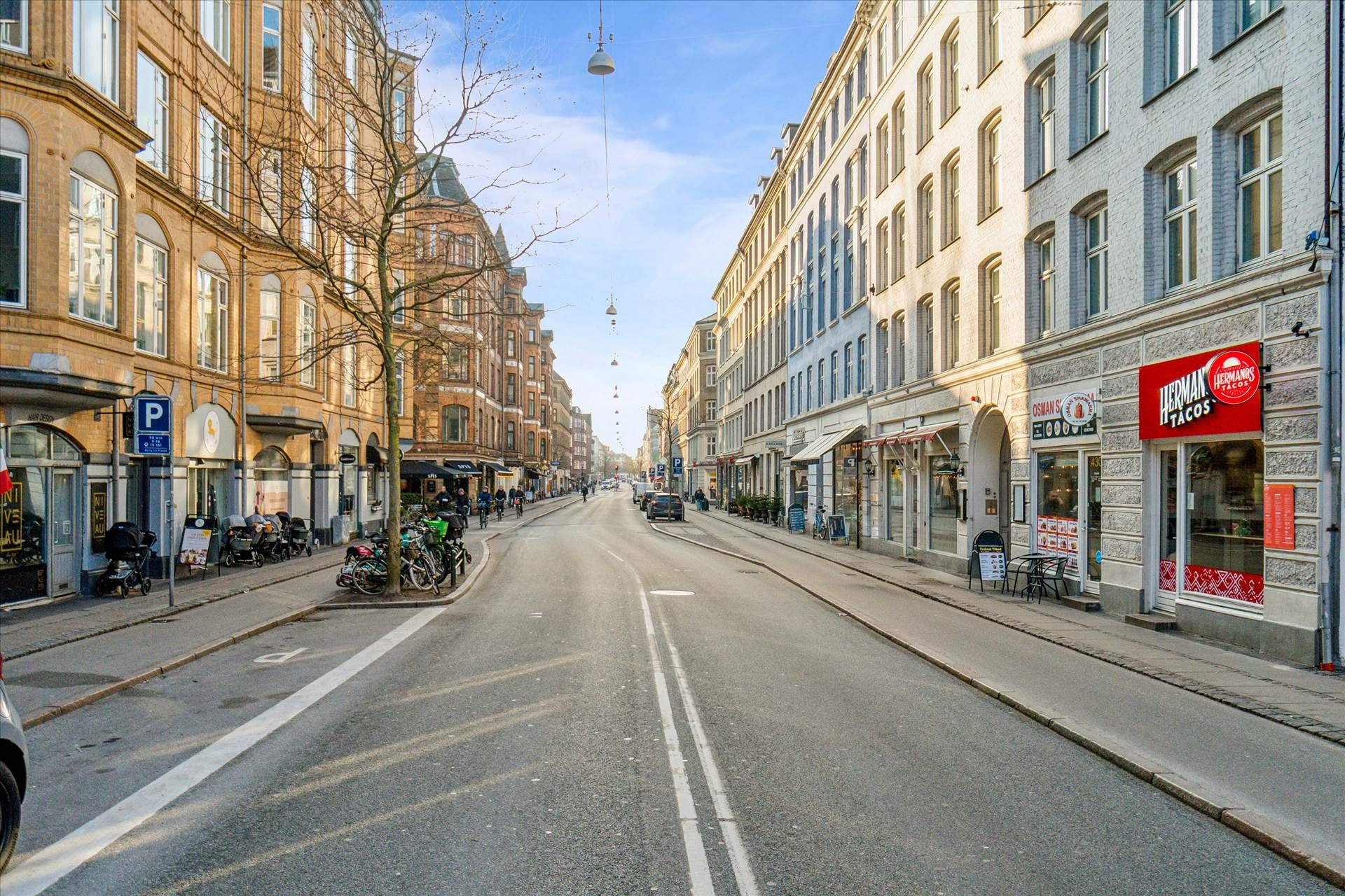 En tom vej med en række butikker og restauranter, der er lukket på Frederiksberg C