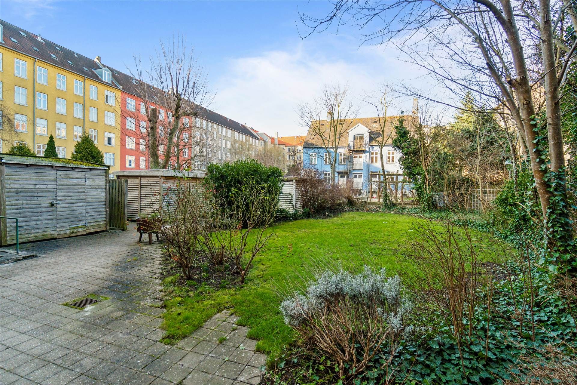 Frederiksberg C. H.C. Ørsteds Vej med smukt renoveret have med grønne planter og gamle træer