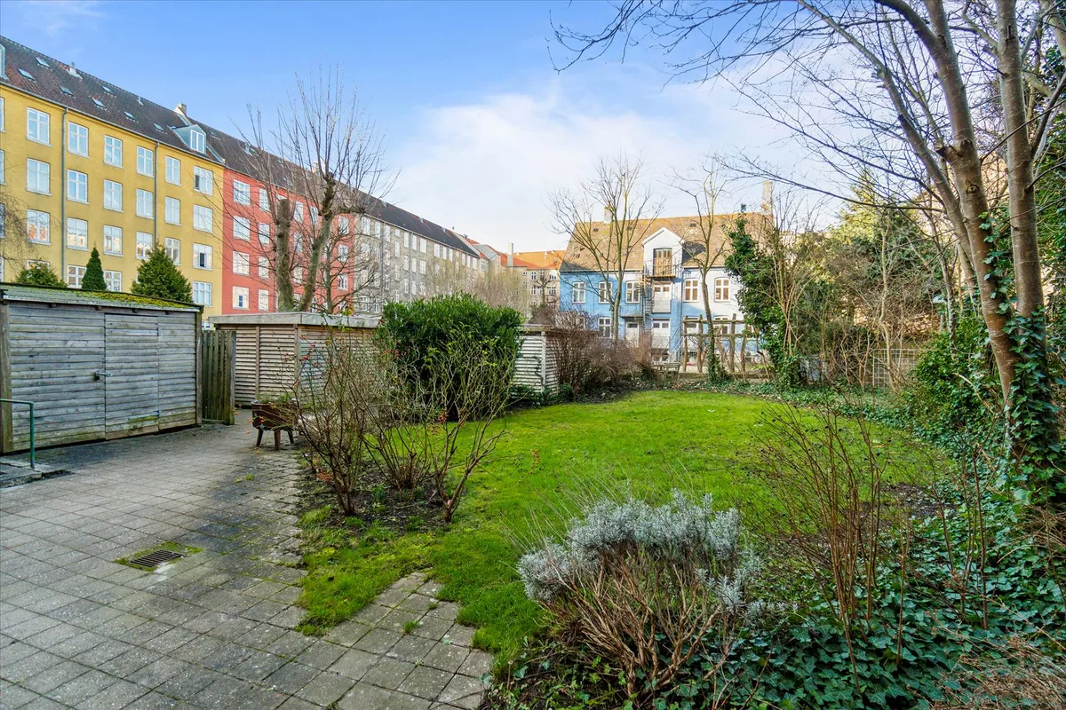 Frederiksberg C. H.C. Ørsteds Vej med smukt renoveret have med grønne planter og gamle træer