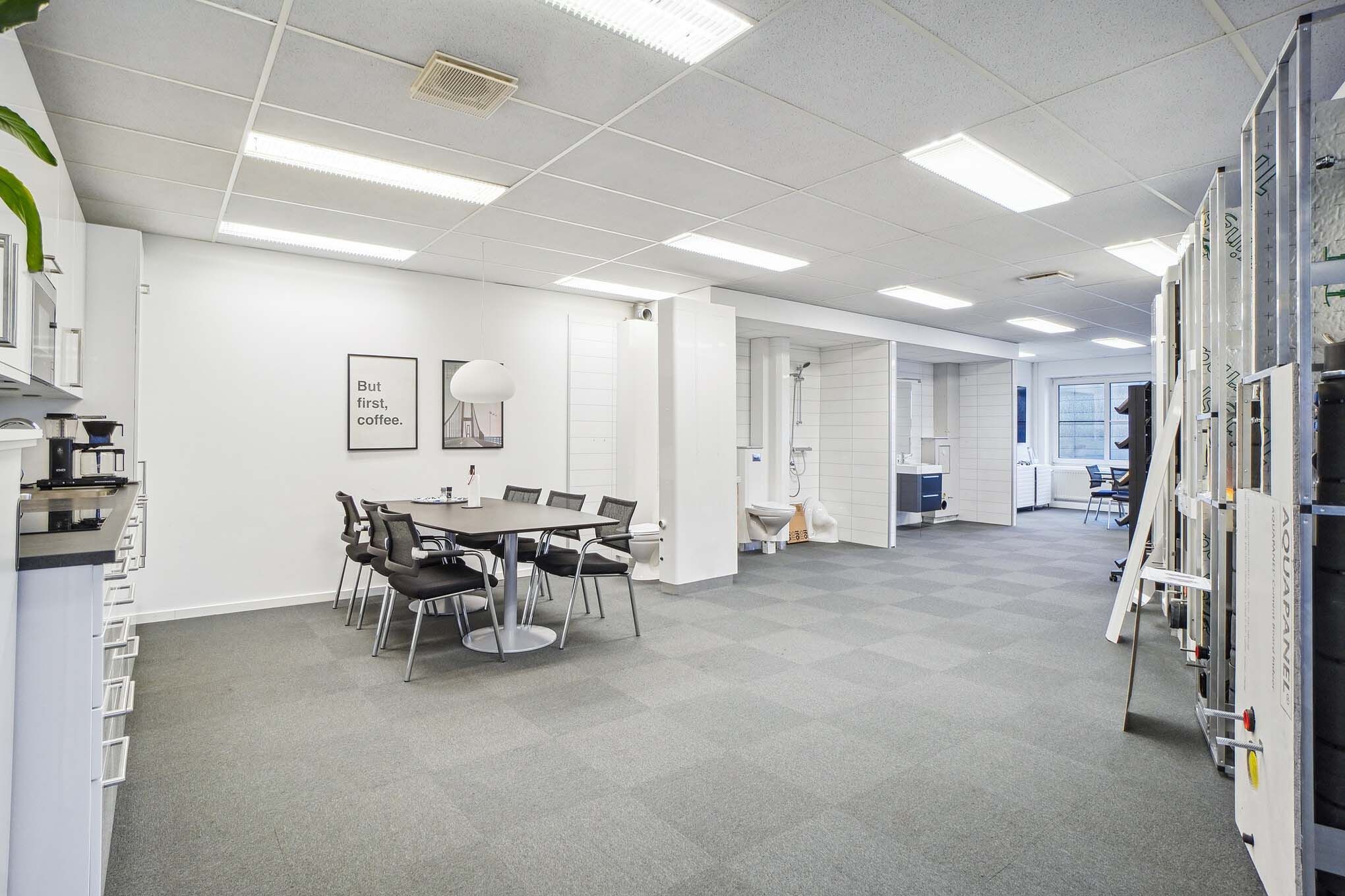 Værelse med lysegul gulvbelægning, hvide vægge, højt til loftet, flere møbler og en tekst på væggen