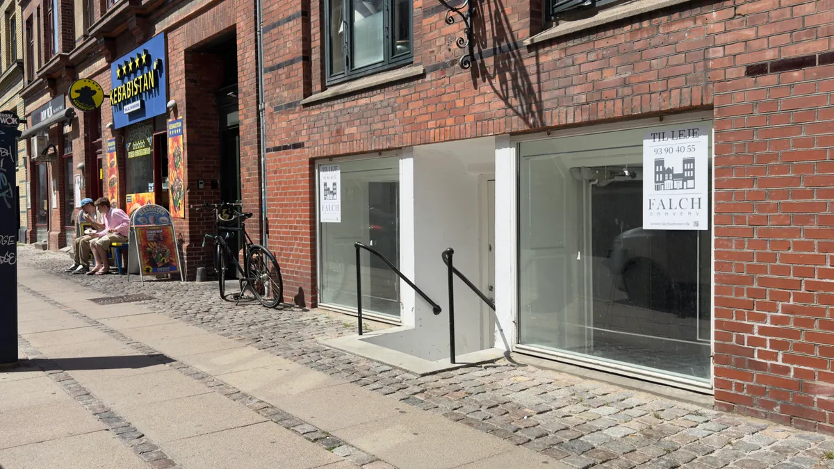 København Ø, Nordre Frihavnsgade 65, 2100. Et rødt murstenshus med facaderne Falch og Kebabistan. En cykel parkeret ved