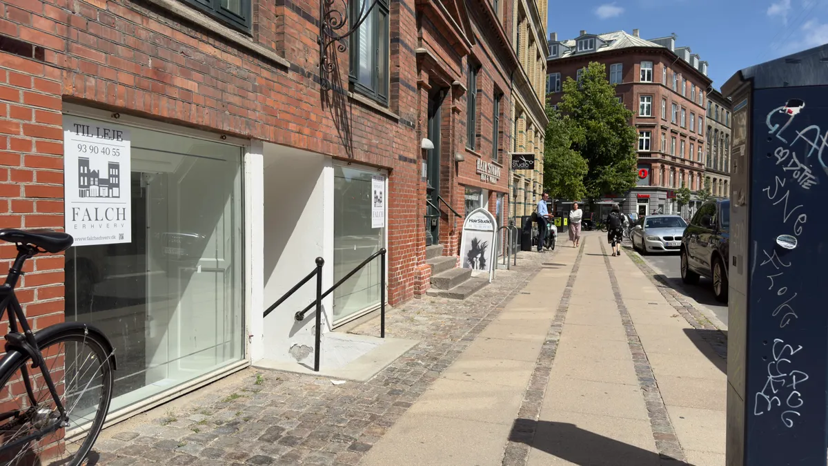 På Nordre Frihavnsgade 65 står et rødt murstenshus med håndværkerværksted Falch Erhverv. Foran er en cykel og på fortovet