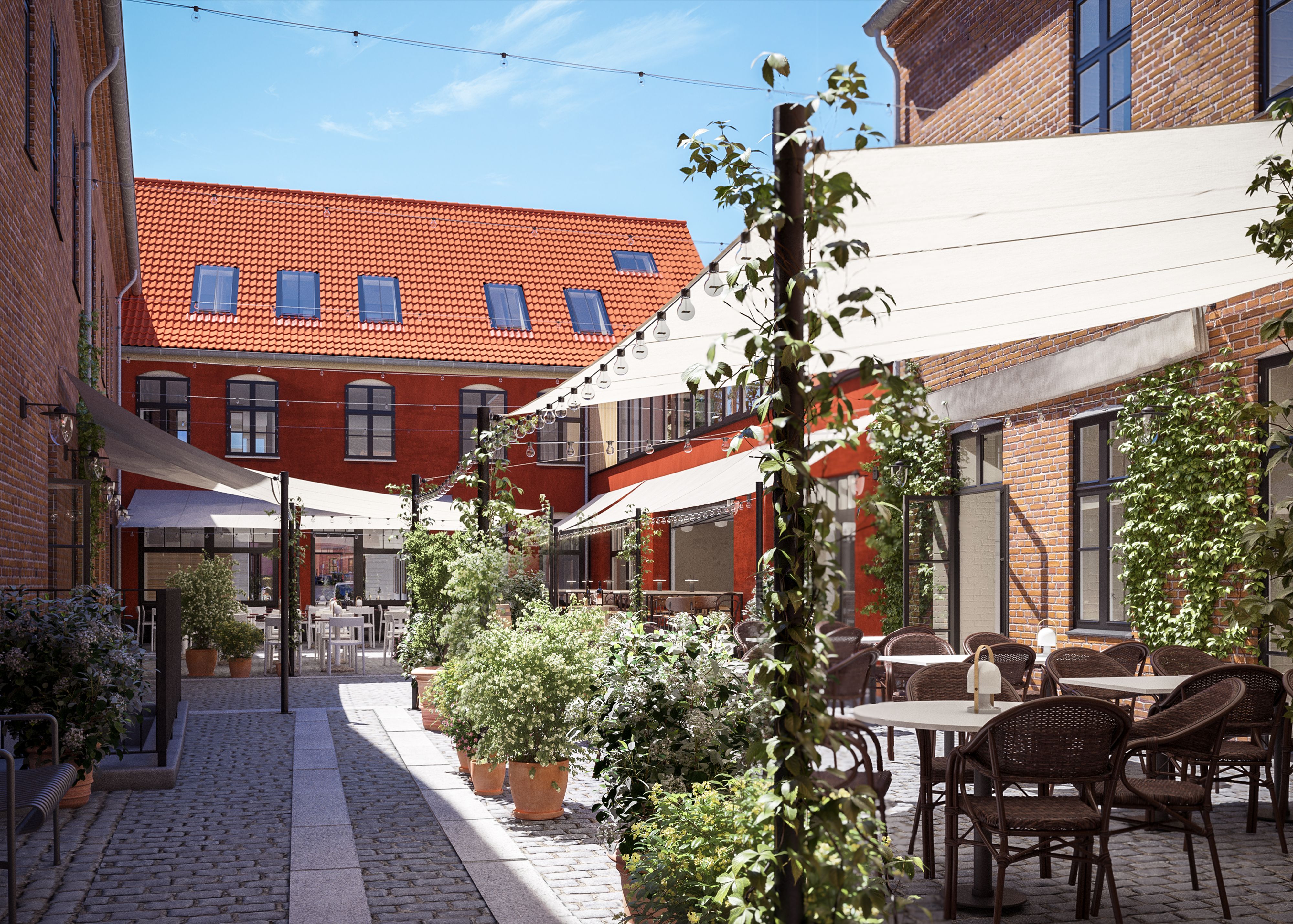 En række borde og stole uden for et rødt hus med vindue med røde tag og hvide vindueskarm, lyse pærer og træstole