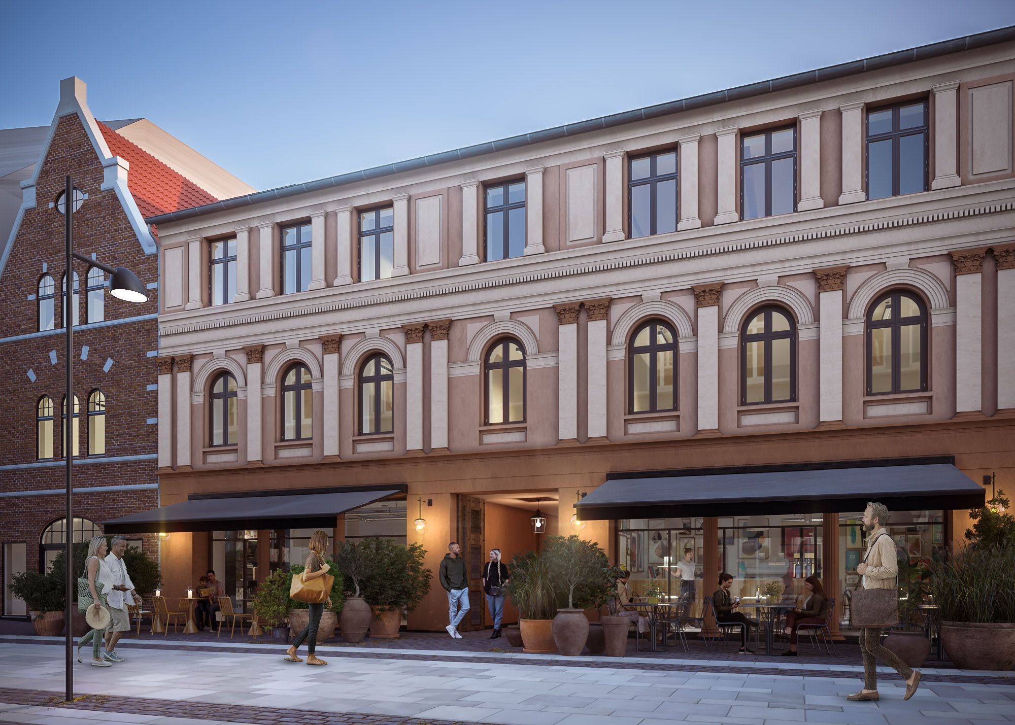 En ny renoveret bygning med moderne glasvinduer og terrasser med bord og stole og mennesker