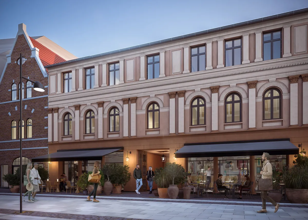 En ny renoveret bygning med moderne glasvinduer og terrasser med bord og stole og mennesker