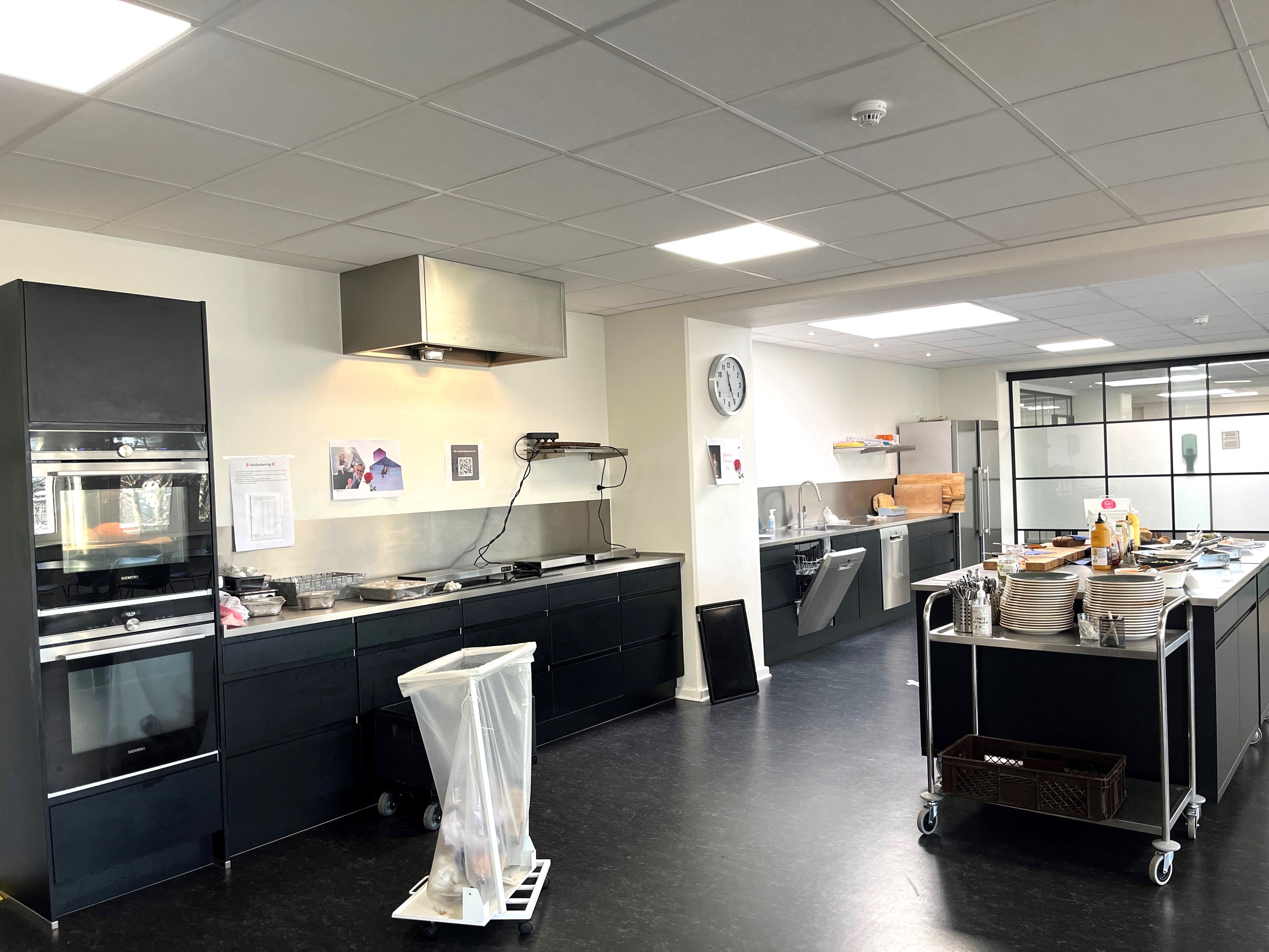 Kantoryderne med moderne køkken og vaskeudstyr og lager med klimaanlæg og kantineområde på 748 m²