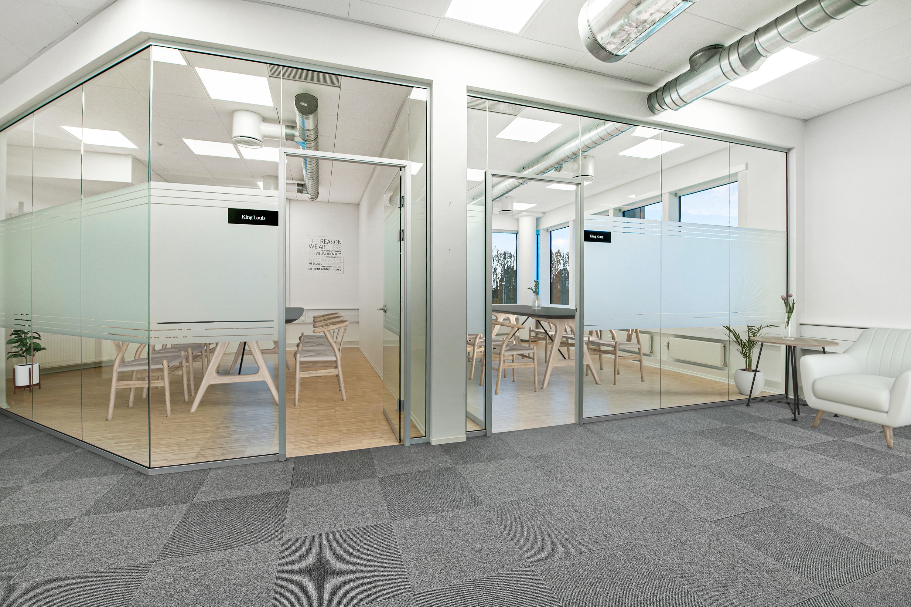 Et moderne og luksuriøst kontor med glasvægge og lyse lofter, indrettet med hvide møbler og lysegulve