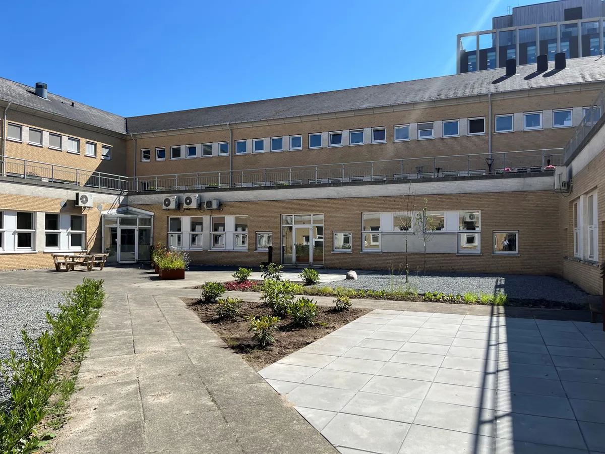 Kort afstand til S-togstation med smukke haveanlæg og terrasser, hvor man kan slappe af og nyde godt vejr