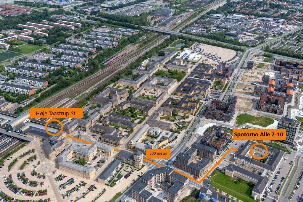 Luftfoto af bydelen med spor og parkeringspladser ved Høje Taastrup St og Spotorno Alle 2-10