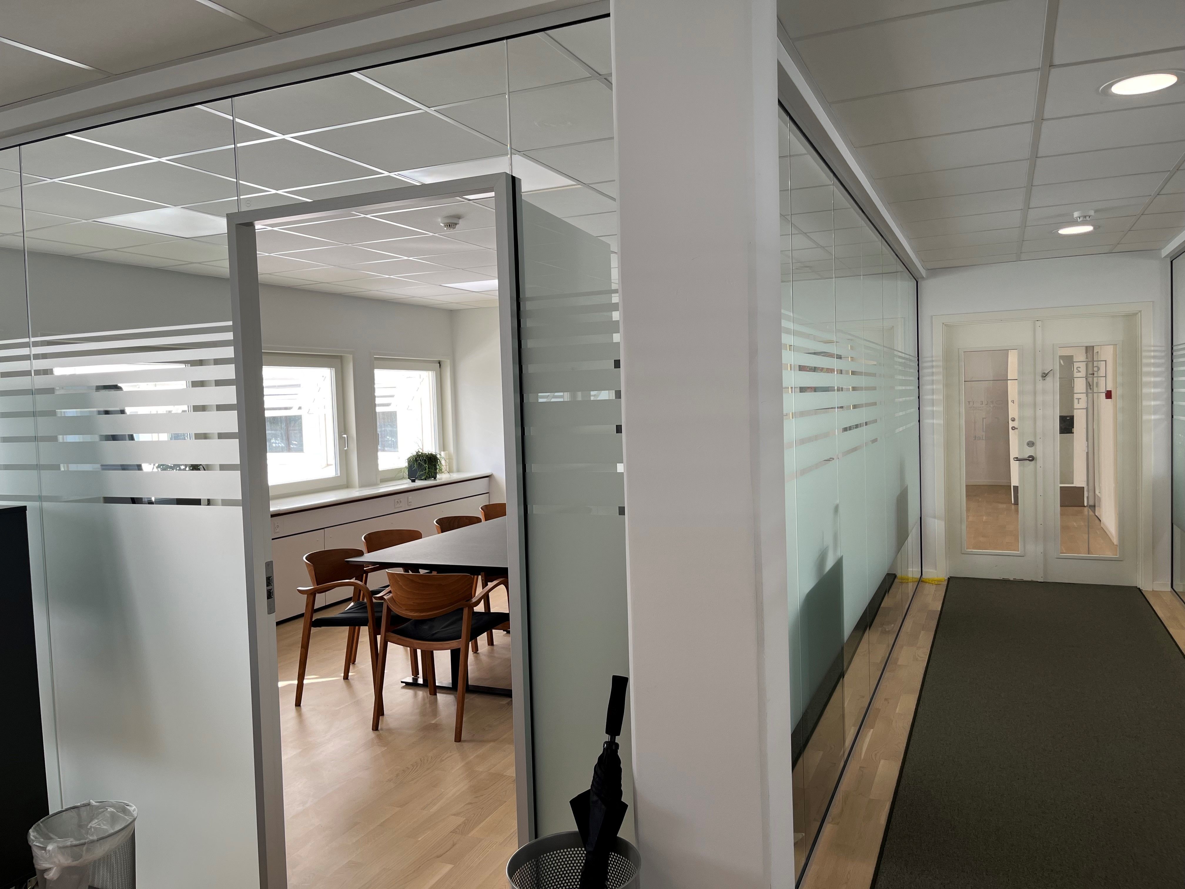 Lejlighed med mødelokale og fuldt udstyret kontor med trægulv og møbler, der er let at flytte.