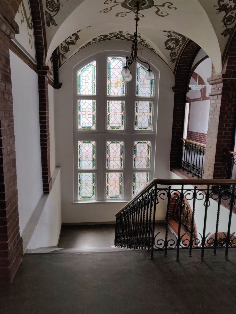 St. Hans Gade 58 i Aabenraa Centrum har smukt designet indgangsparti med lysekroner og smukke glasvinduer. Det Gamle