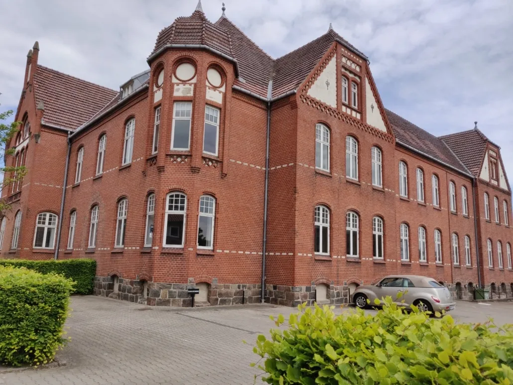 Store røde mursten og skrånende tag giver Det Gamle Kredshus i Aabenraa Centrum en karakteristisk arkitektur