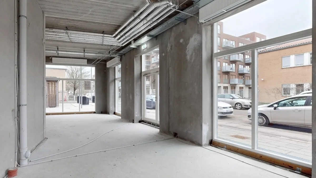 Ledig lokale i greybox-stand til leje. Lejlighed med 147 m² over to etager. Tre store vinduer og flere døre.