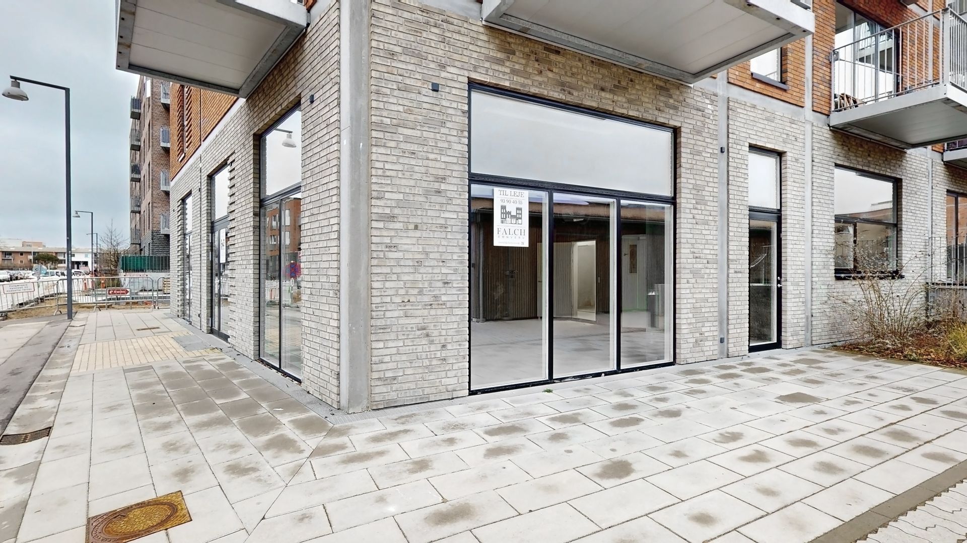 Lejemålet med glassdøre og vinduerne er til salg og kan anvendes til detailhandel, restaurantion eller café. Bygningen er i