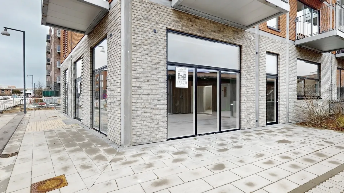 Lejemålet med glassdøre og vinduerne er til salg og kan anvendes til detailhandel, restaurantion eller café. Bygningen er i