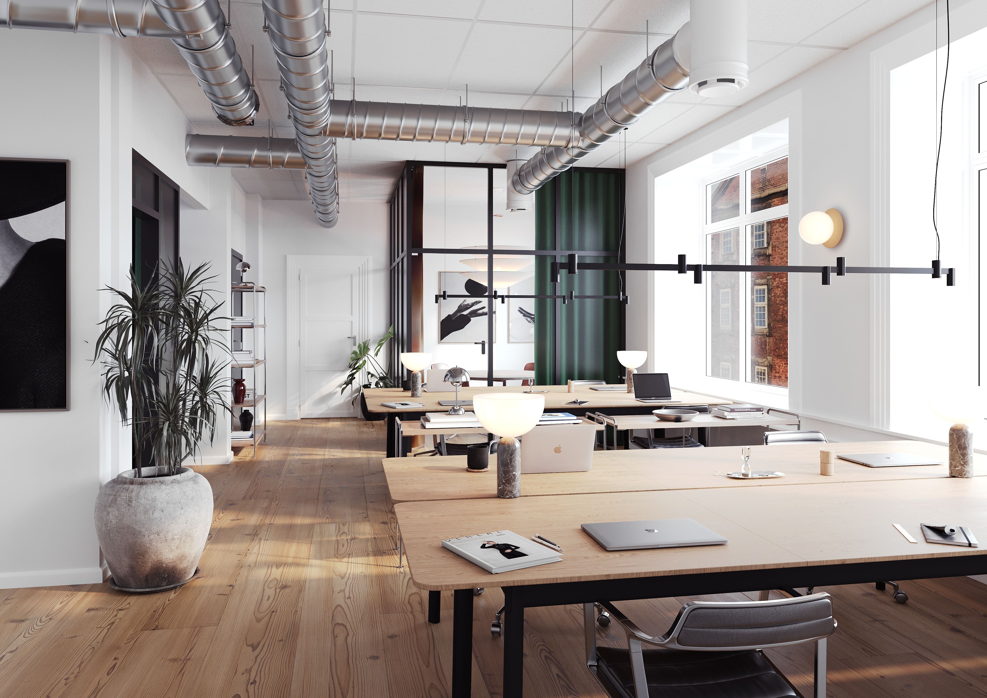 Kontor med store vinduer og moderne møbler, åbent og rummeligt. Lamper hænger fra loftet, og der er en stor plante i gryden. En række borde og stole er sammensat til møder og samarbejde